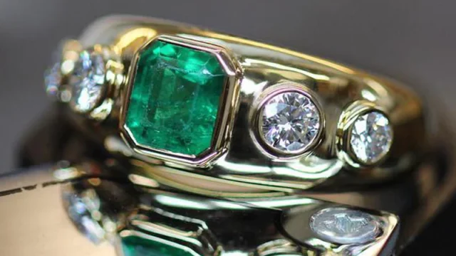 phillip-jennings-jewellery-bespoke-handmade-18ct-yellow-gold-bombe-ring-with-cushion-cut-green-emerald-and-four-roun