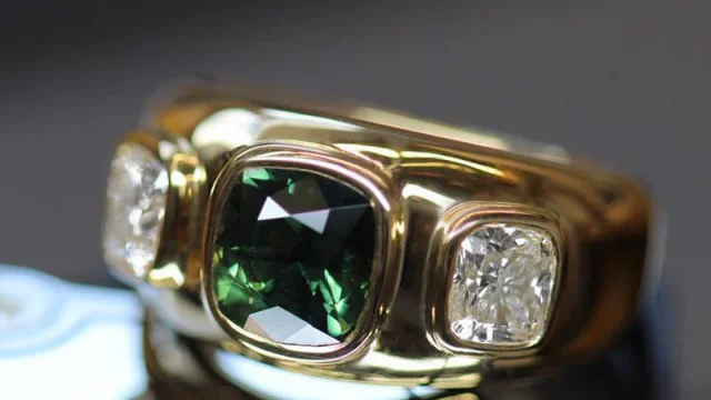 phillip-jennings-jewellery-bespoke-handmade-18ct-yellow-gold-bombe-ring-with-cushion-cut-green-sapphire-and-two-cush
